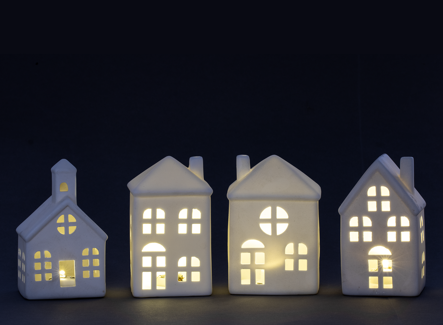 4-LED-Porzellanhäuser im Set